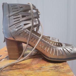 7.5 Beautiful gold sandals/shoes